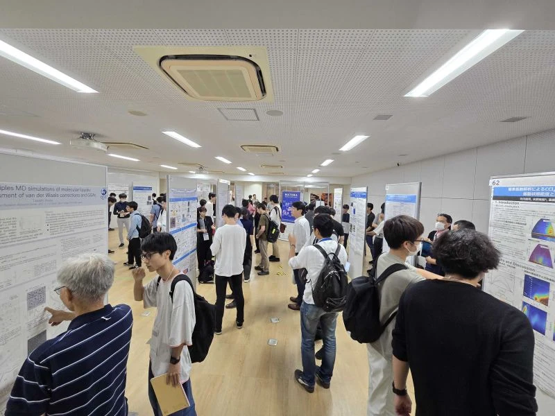 Researchers discussing posters at JPS 2026 at the University of Tokyo